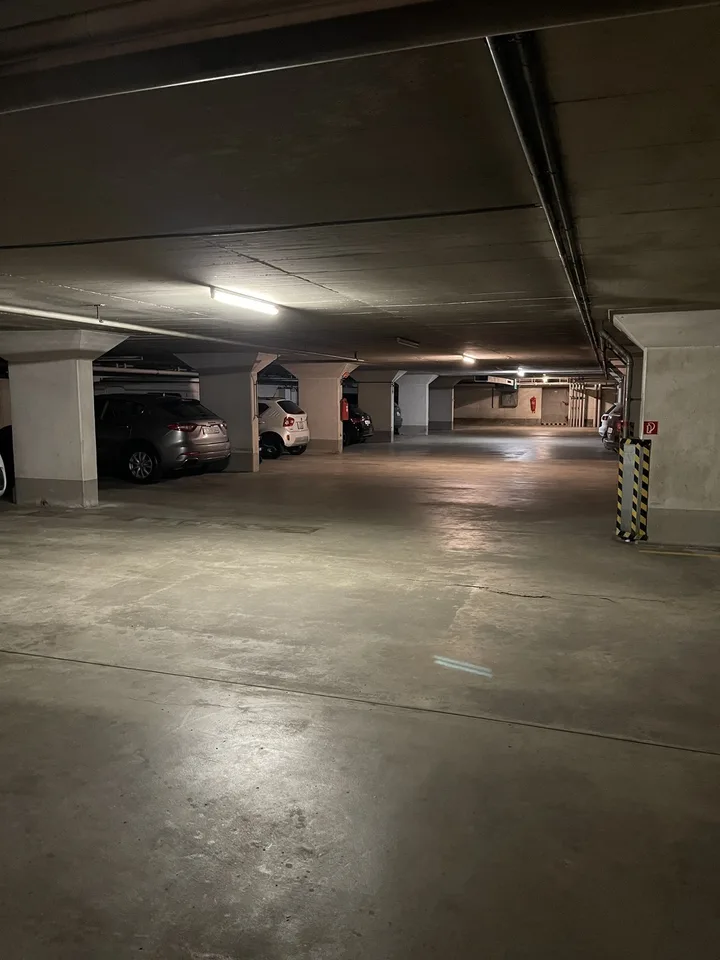 Grosszügiger Stellplatz in einer Tiefgarage in Albisrieden