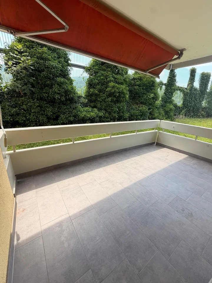 Helle 4.5-Zimmer-Wohnung im Erdgeschoss mit grossem Balkon und Blick ins Grüne