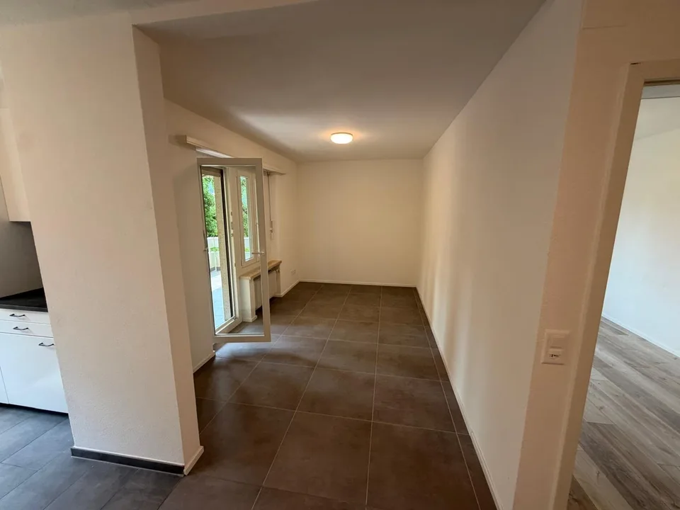 Helle 4.5-Zimmer-Wohnung im Erdgeschoss mit grossem Balkon und Blick ins Grüne