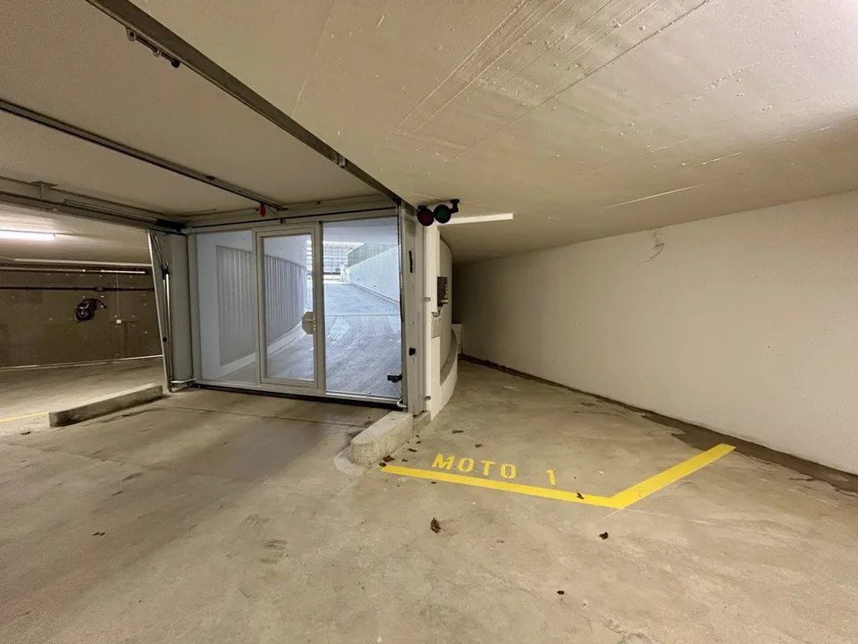 Motorradparkplatz in der Garage