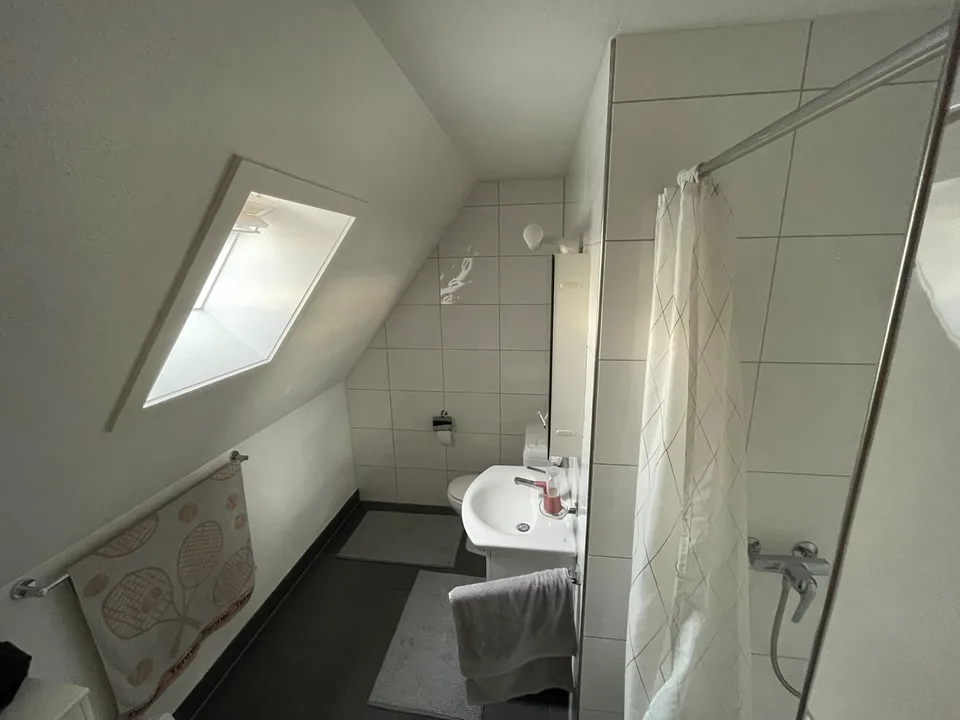Gesucht wird ein Nachmieter für eine gepflegte 1-Zimmer-Dachwohnung