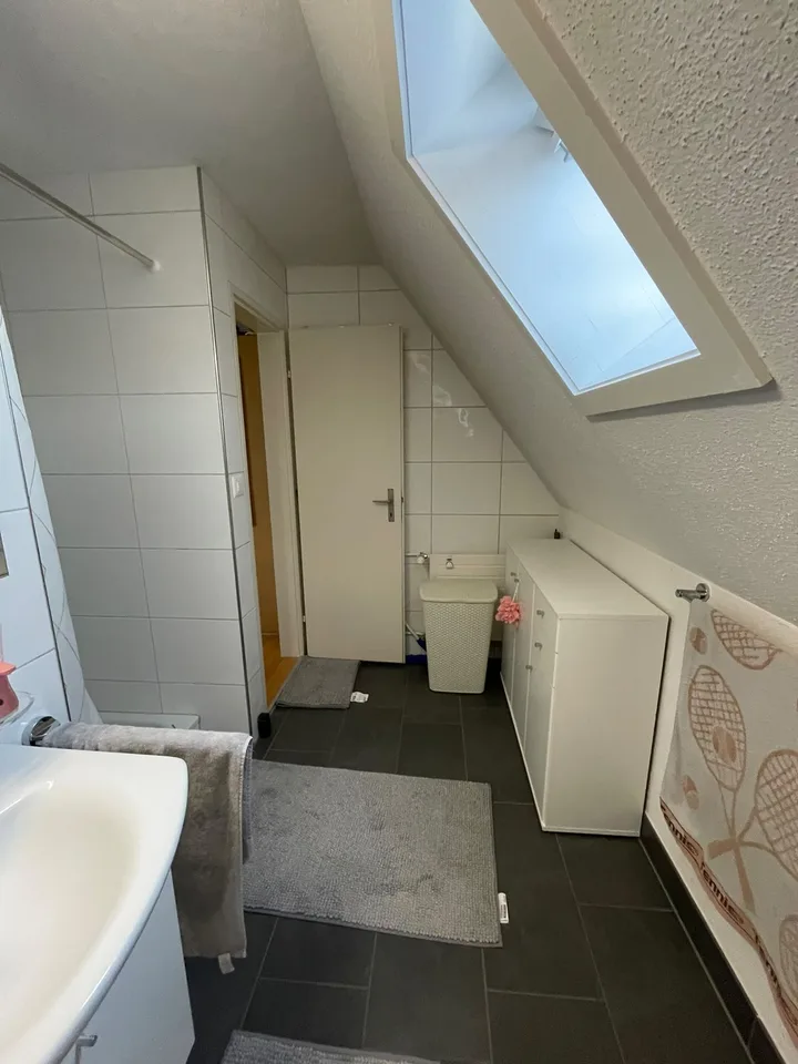Gesucht wird ein Nachmieter für eine gepflegte 1-Zimmer-Dachwohnung