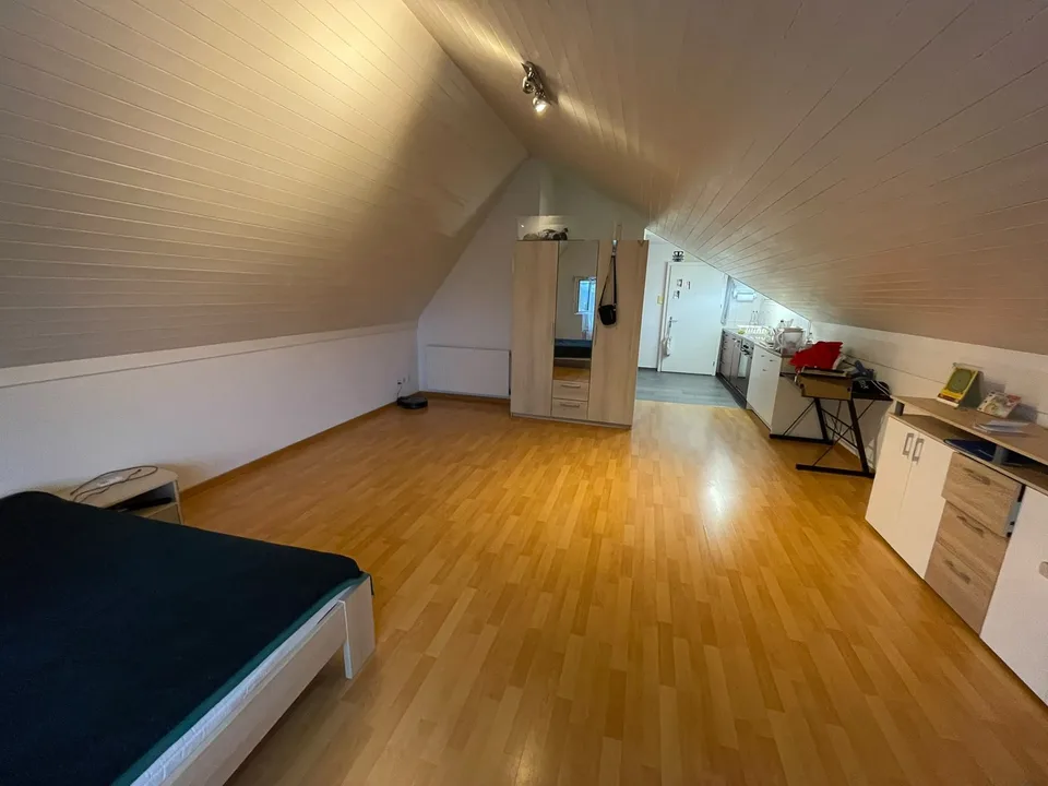 Gesucht wird ein Nachmieter für eine gepflegte 1-Zimmer-Dachwohnung