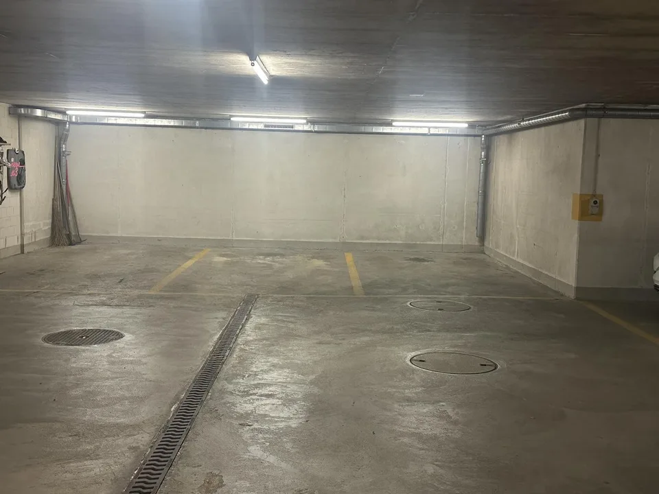 PARKPLATZ IN EINSTELLHALLE