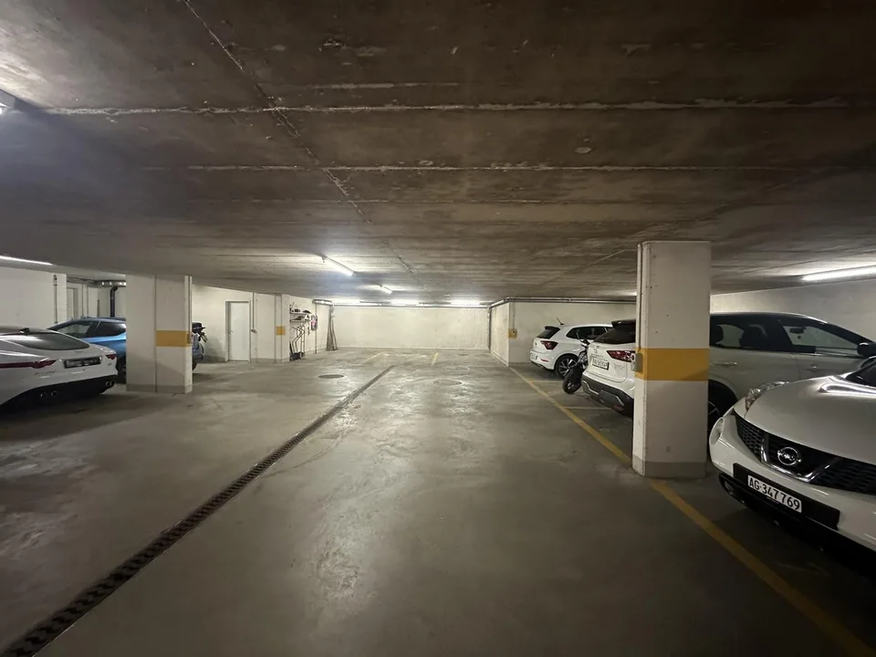 PARKPLATZ IN EINSTELLHALLE