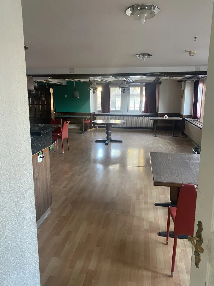 Ganzer Gasthof inklusive 20 Parkplätze und 1 Garagen Box