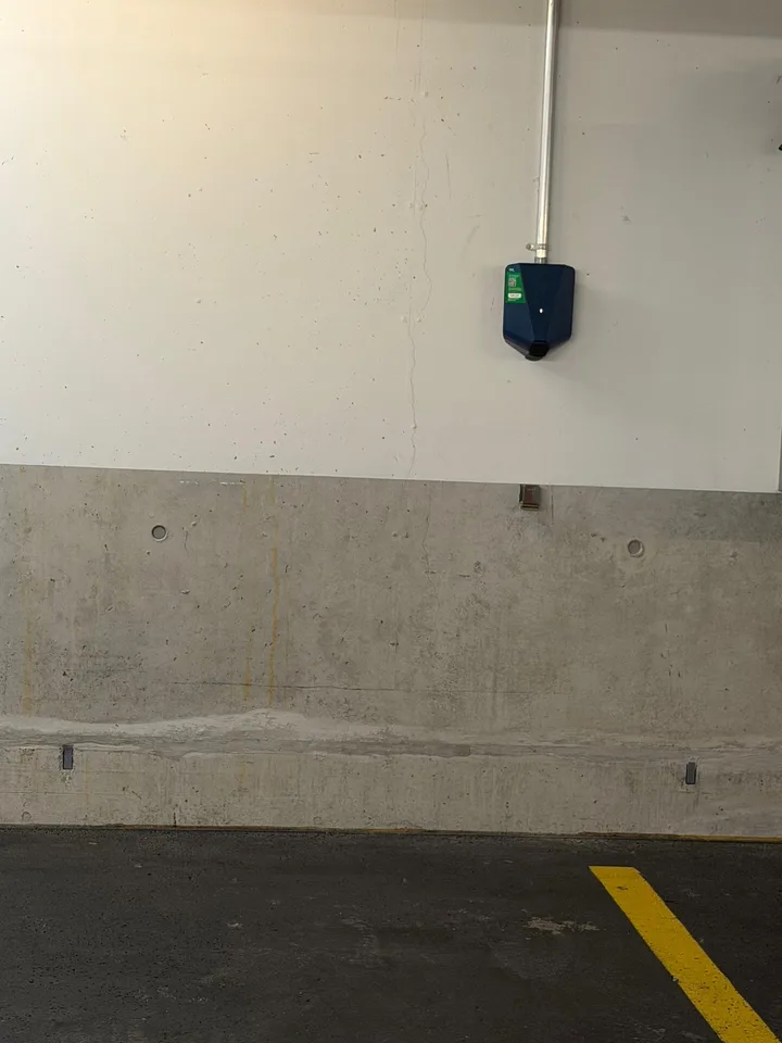 Grosser Autoabstellplatz mit Ladestation in Zürich Affoltern