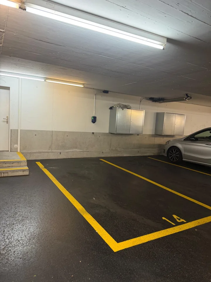 Grosser Autoabstellplatz mit Ladestation in Zürich Affoltern
