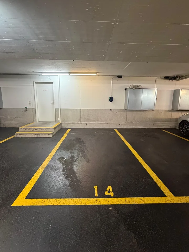 Grosser Autoabstellplatz mit Ladestation in Zürich Affoltern