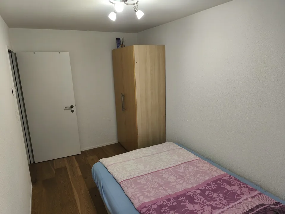 (EN) Furnished room with private bathroom, parking space and two balconies in Unterengstringen. Modern flat with washer/dryer, bus stop 50 m away. Ideal for professionals or Students. (D) Möbliertes Zimmer mit privatem Bad, Parkplatz und zwei Balkonen in 