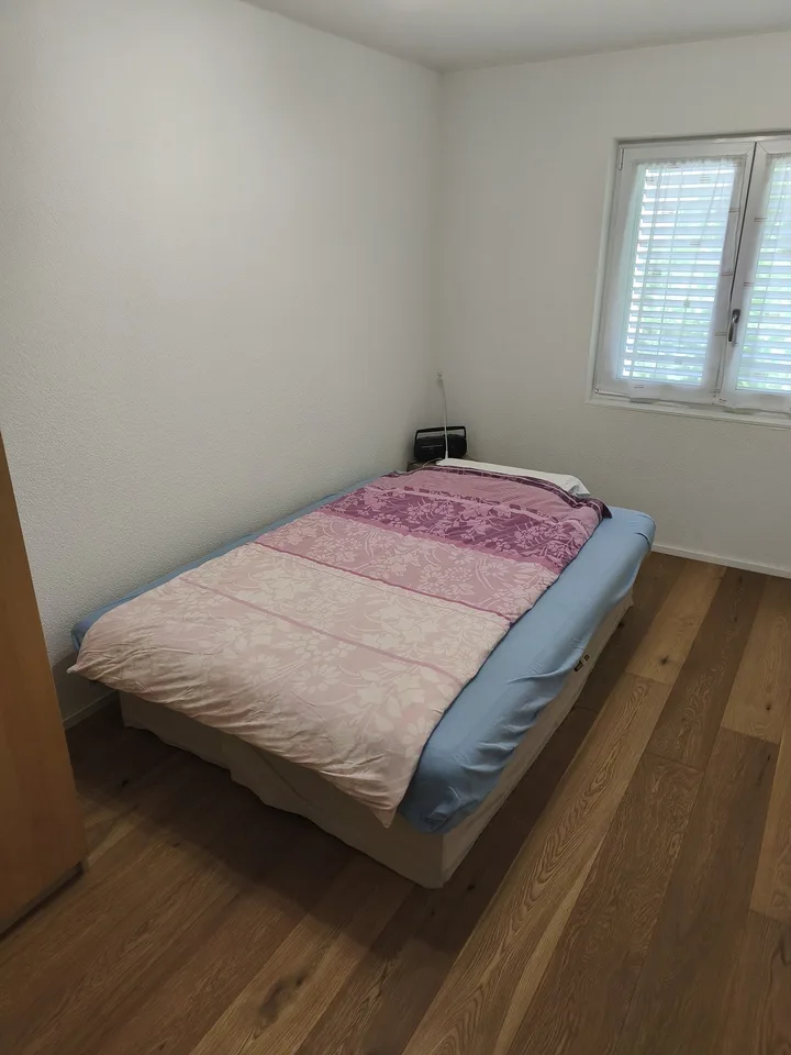 (EN) Furnished room with private bathroom, parking space and two balconies in Unterengstringen. Modern flat with washer/dryer, bus stop 50 m away. Ideal for professionals or Students. (D) Möbliertes Zimmer mit privatem Bad, Parkplatz und zwei Balkonen in 