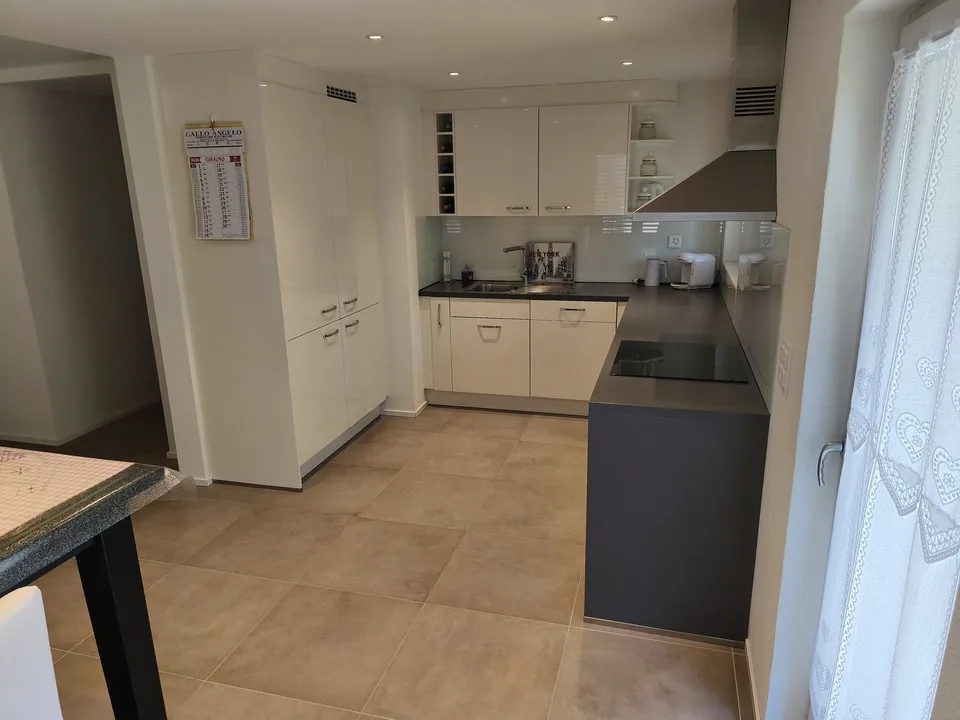 (EN) Furnished room with private bathroom, parking space and two balconies in Unterengstringen. Modern flat with washer/dryer, bus stop 50 m away. Ideal for professionals or Students. (D) Möbliertes Zimmer mit privatem Bad, Parkplatz und zwei Balkonen in 