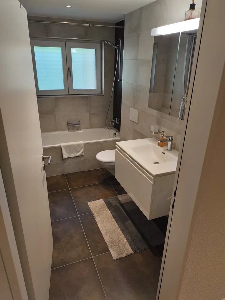 (EN) Furnished room with private bathroom, parking space and two balconies in Unterengstringen. Modern flat with washer/dryer, bus stop 50 m away. Ideal for professionals or Students. (D) Möbliertes Zimmer mit privatem Bad, Parkplatz und zwei Balkonen in 