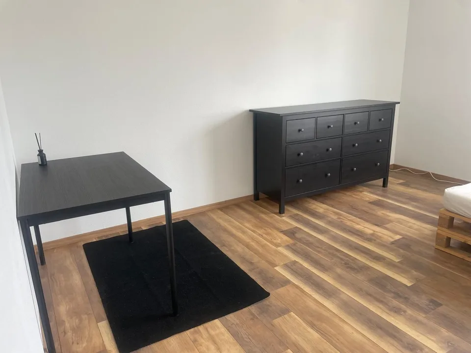 WG Zimmer mit Tiefgareagenparkplatz