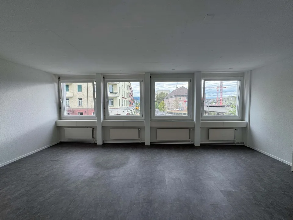 Nachmieter Gesucht: Helles 175m² Studio an Top-Laga in Schlieren (Warenlift & Bahnhofsnähe)