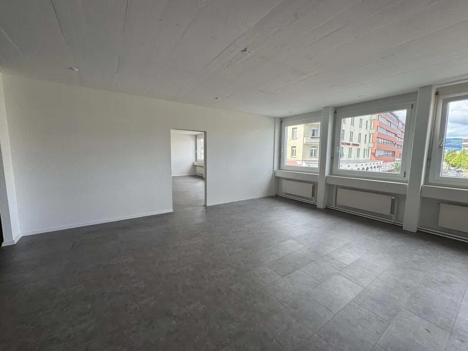 Nachmieter Gesucht: Helles 175m² Studio an Top-Laga in Schlieren (Warenlift & Bahnhofsnähe)