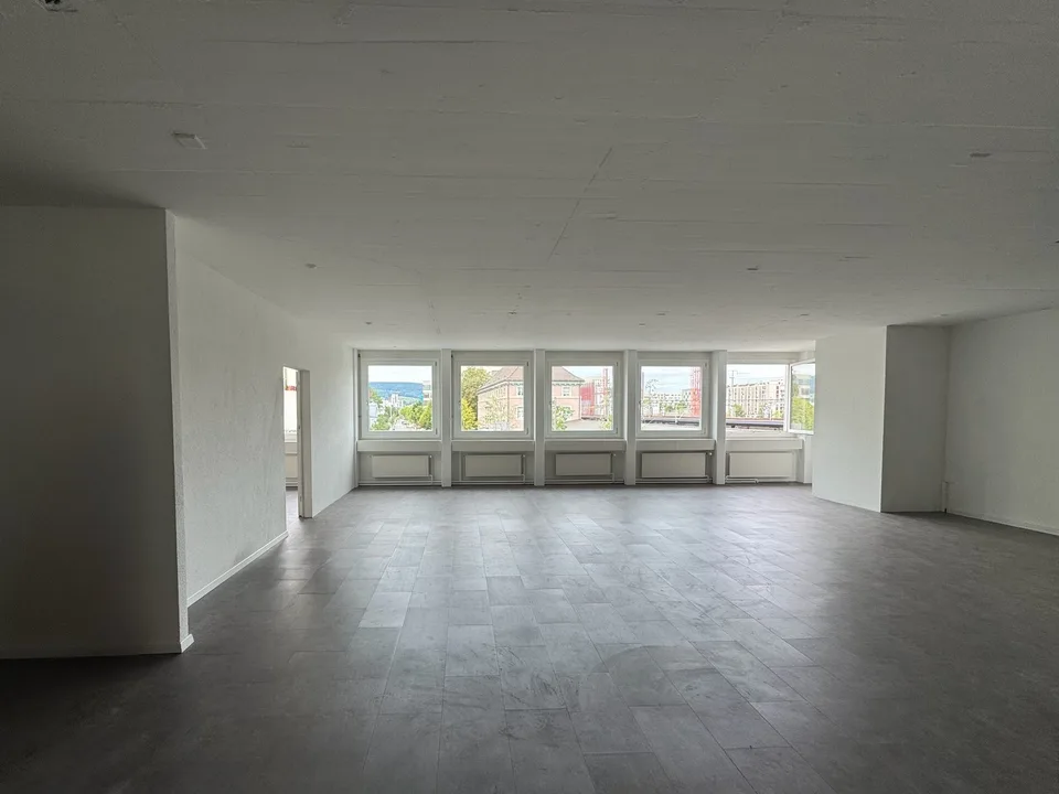 Nachmieter Gesucht: Helles 175m² Studio an Top-Laga in Schlieren (Warenlift & Bahnhofsnähe)