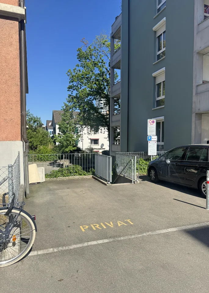 Aussen Parkplatz Freihofstrasse