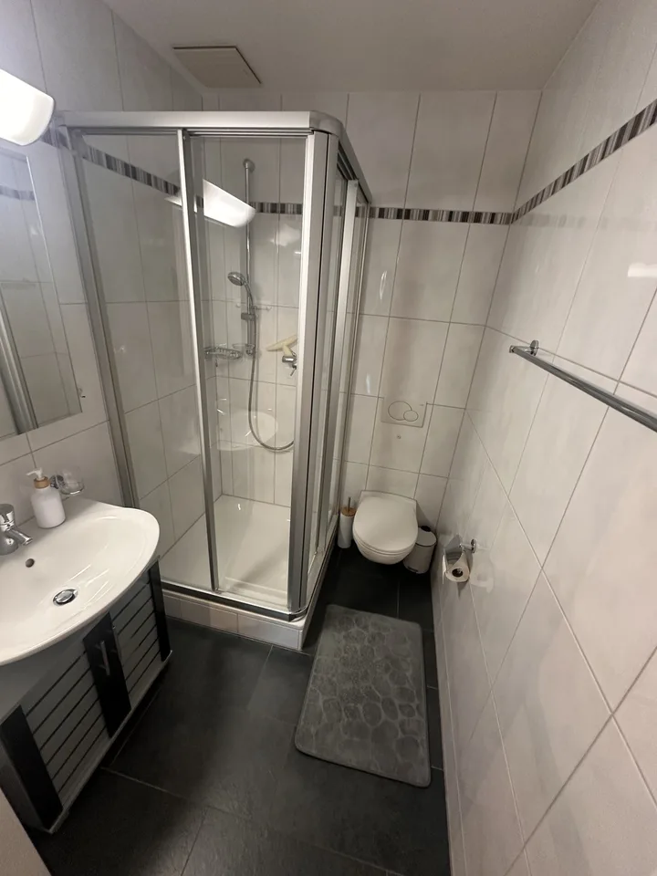Möbliertes Zimmer mit eigenem Bad in 3.5-Zimmer-Wohnung (Urdorf, 10 Min. nach Zürich HB)