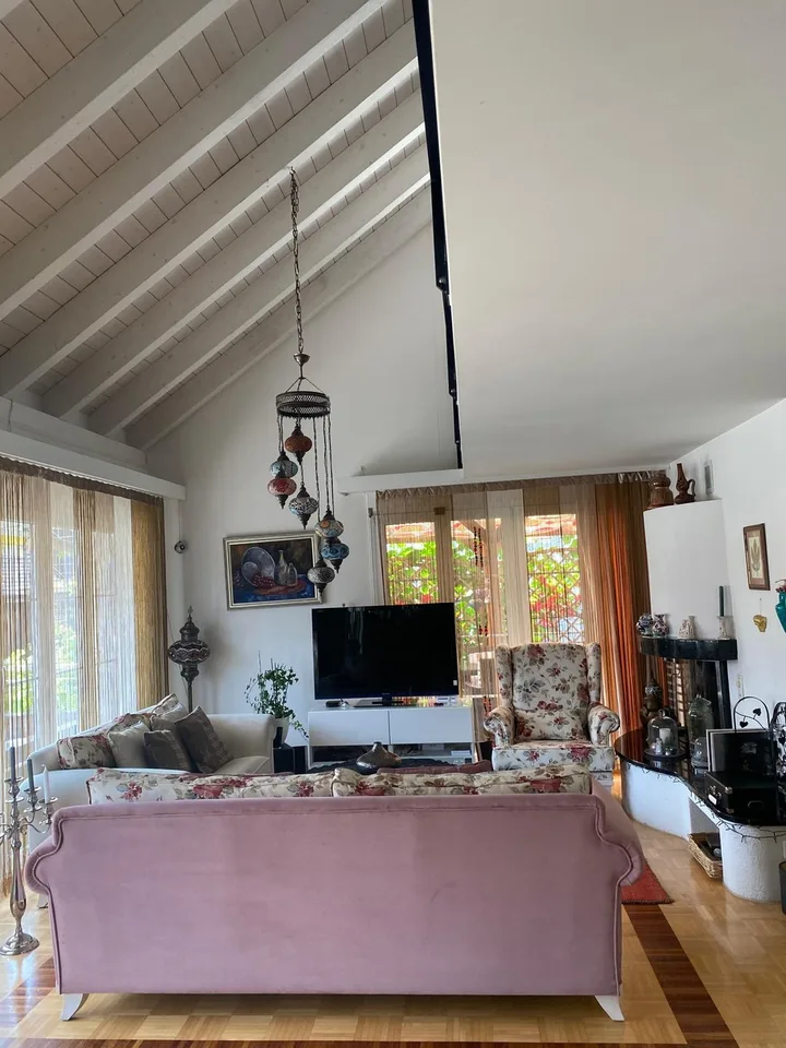 Familienfreundliches 5.5-Zimmer-Einfamilienhaus mit umlaufendem Garten, Cheminée, Garage und 4 Parkplätzen in Unterengstringen