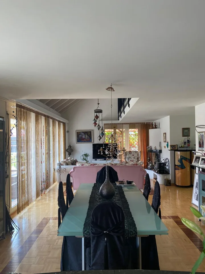 Familienfreundliches 5.5-Zimmer-Einfamilienhaus mit umlaufendem Garten, Cheminée, Garage und 4 Parkplätzen in Unterengstringen