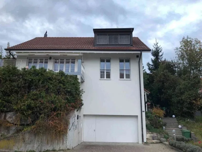 Familienfreundliches 5.5-Zimmer-Einfamilienhaus mit umlaufendem Garten, Cheminée, Garage und 4 Parkplätzen in Unterengstringen