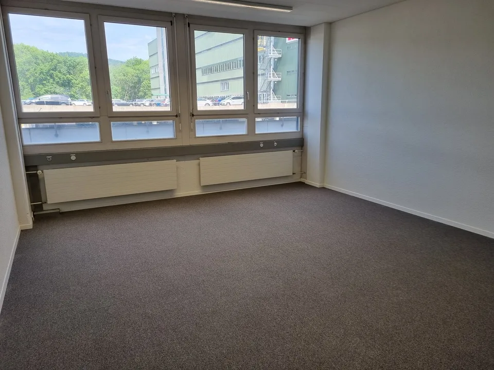 Helle Büroräumlichkeiten in der Industriezone von Dietikon zu vermieten