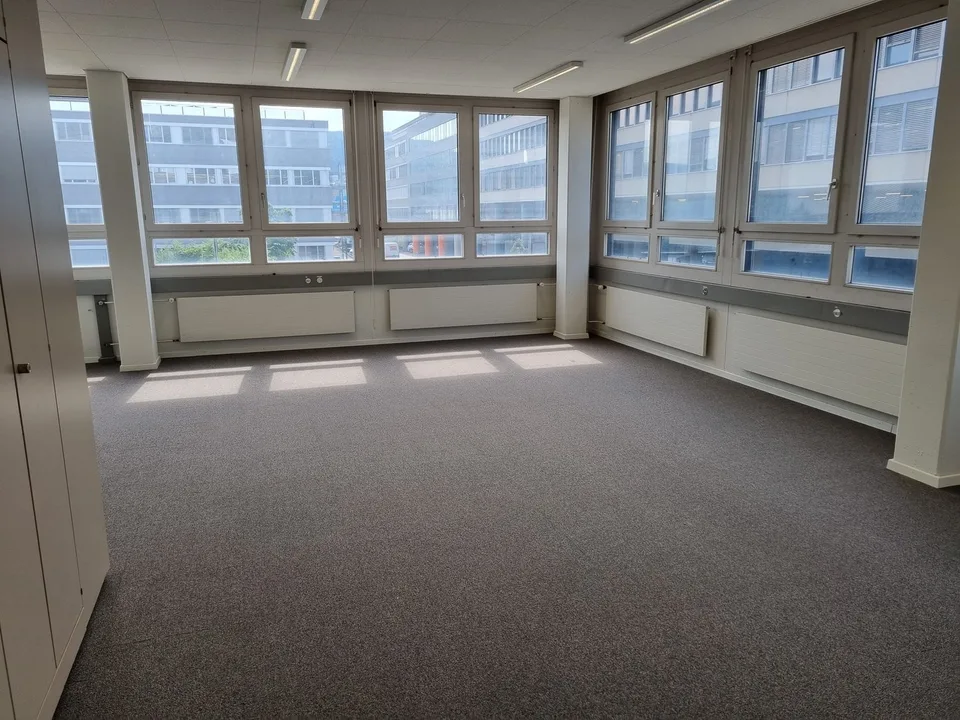 Helle Büroräumlichkeiten in der Industriezone von Dietikon zu vermieten