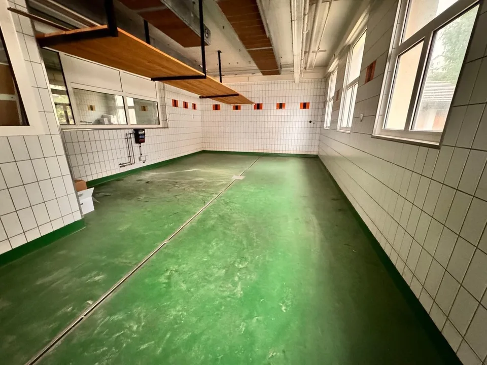 Produktion/Geschäftsräume im Erdgeschoss in Weiningen