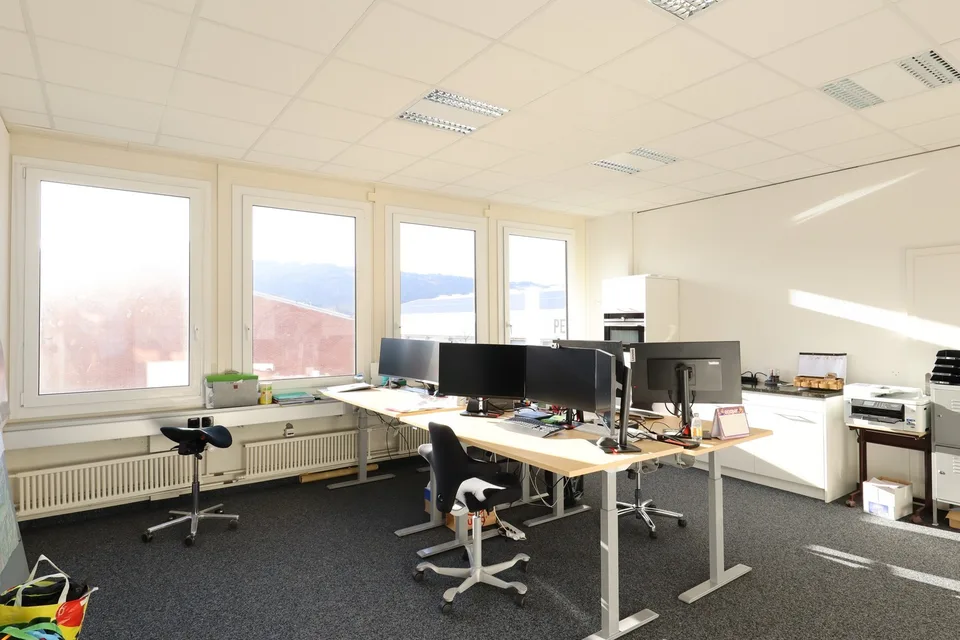 Attraktives Büro mit integrierter Teeküche & separater Toilette