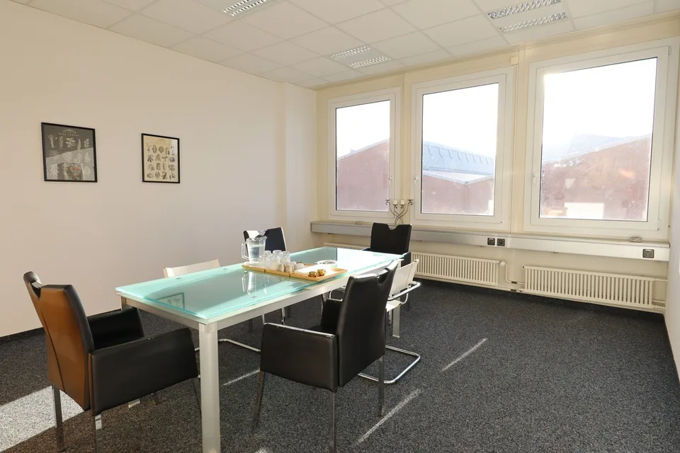 Attraktives Büro mit integrierter Teeküche & separater Toilette