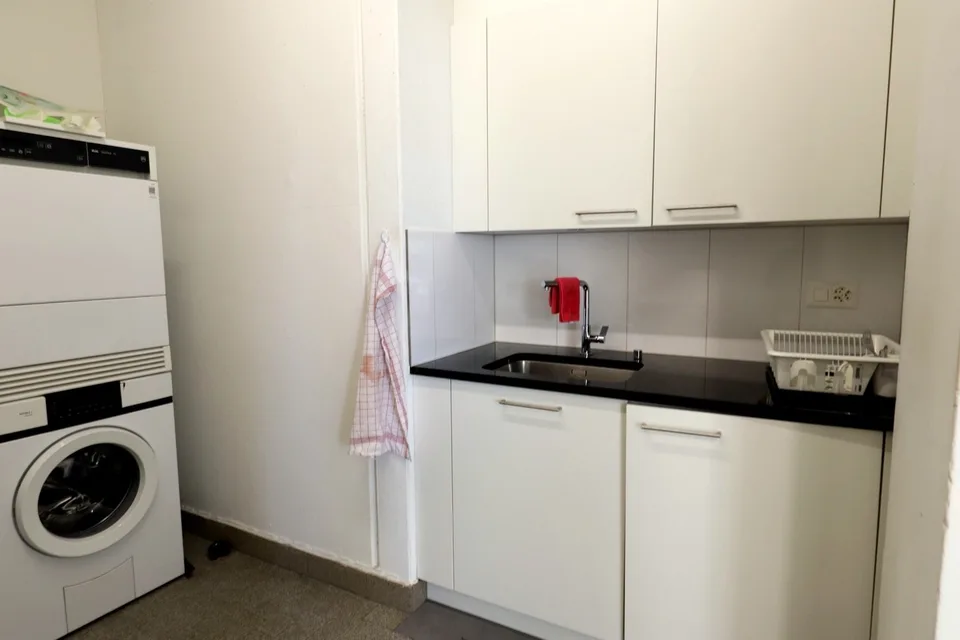 Attraktives Büro mit integrierter Teeküche & separater Toilette – Foto 7 von 8