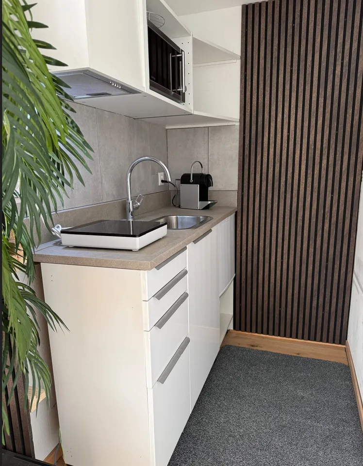 Möbliertes Studio-Zimmer (27m2) mit eigener Kochnische in gepflegtem Haus (ZH)