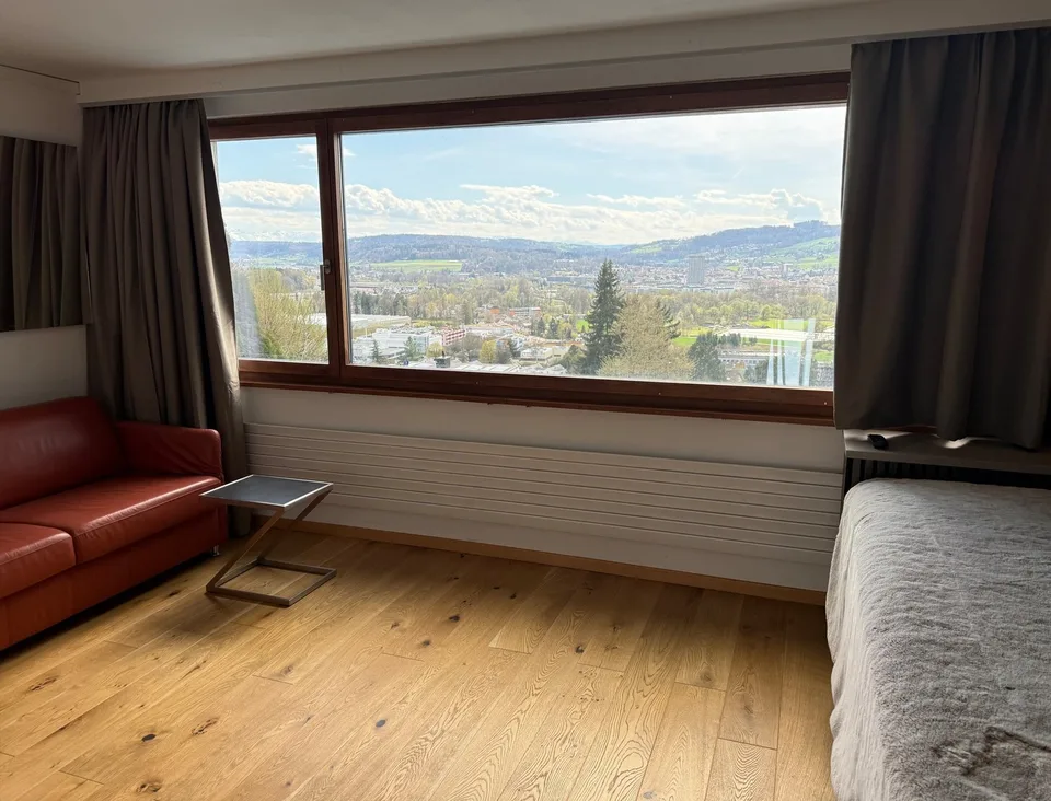 Möbliertes Studio-Zimmer (27m2) mit eigener Kochnische in gepflegtem Haus (ZH)