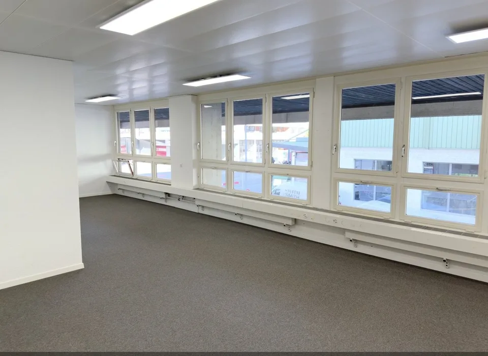 Büro Dietikon – bis 6 Arbeitsplätze, Meetingraum & Küche, sofort frei