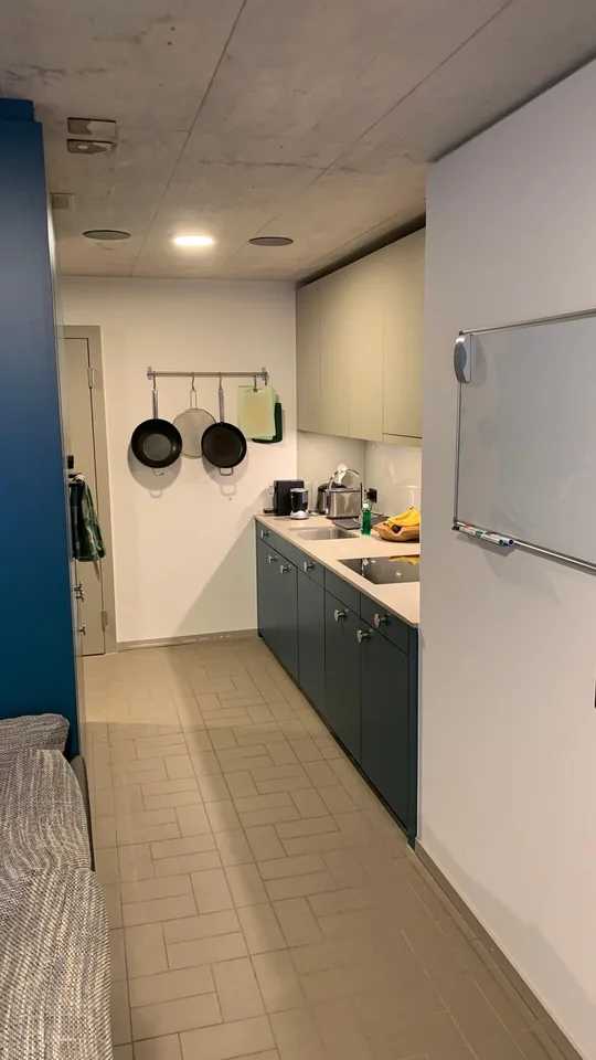 Grosszügiges WG-Zimmer mit eigenem Bad und Küche