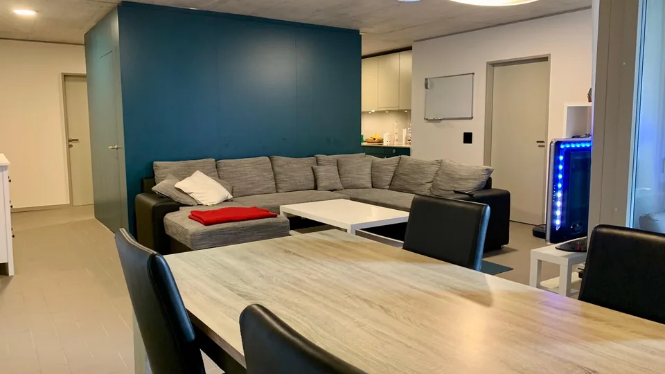 Grosszügiges WG-Zimmer mit eigenem Bad und Küche