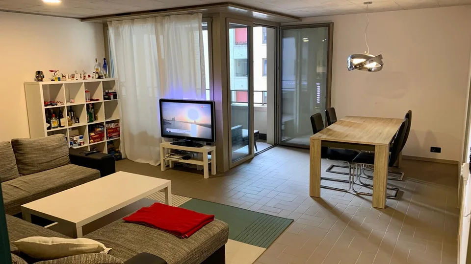 Grosszügiges WG-Zimmer mit eigenem Bad und Küche
