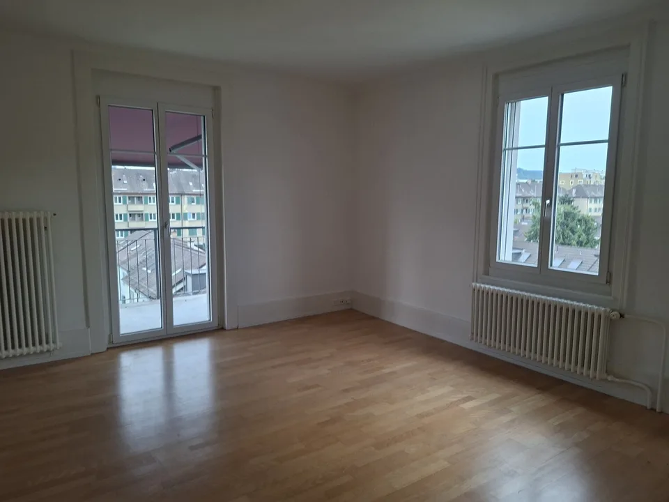 Bright top floor apartment in Altbau