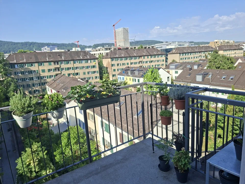 Bright top floor apartment in Altbau