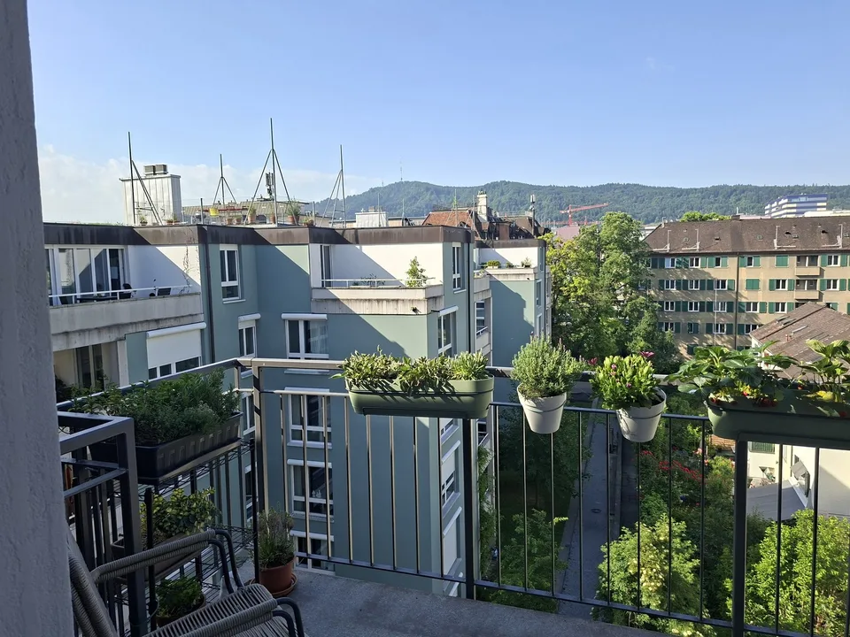 Bright top floor apartment in Altbau