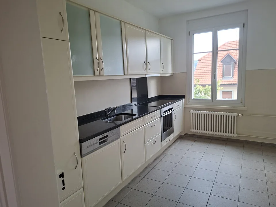 Bright top floor apartment in Altbau