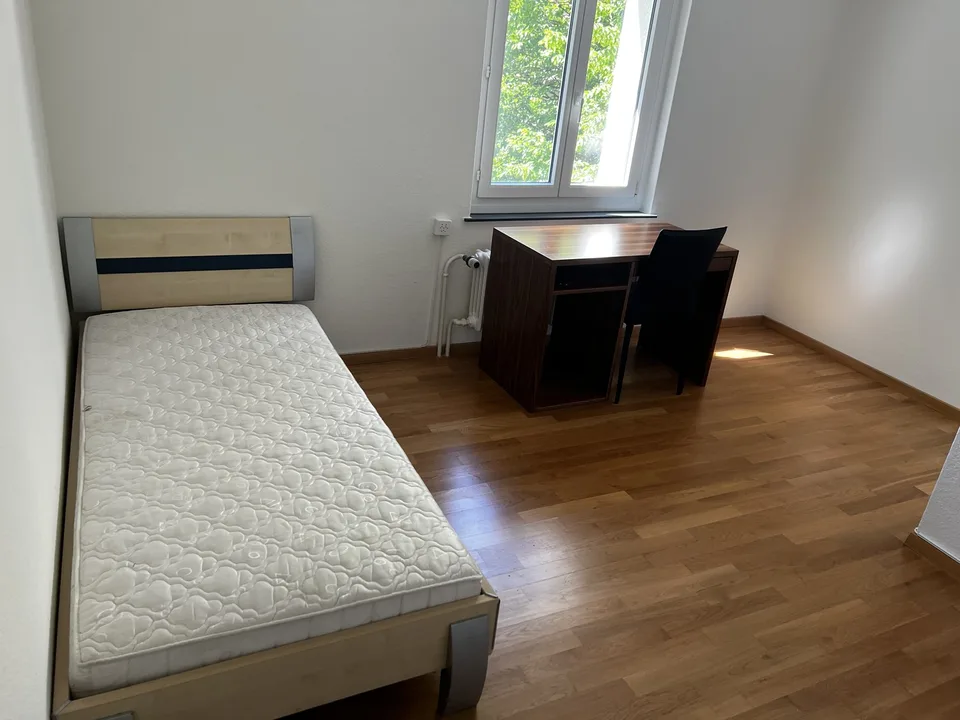 13 sqm room in a shared flat for rent in Oberengstringen