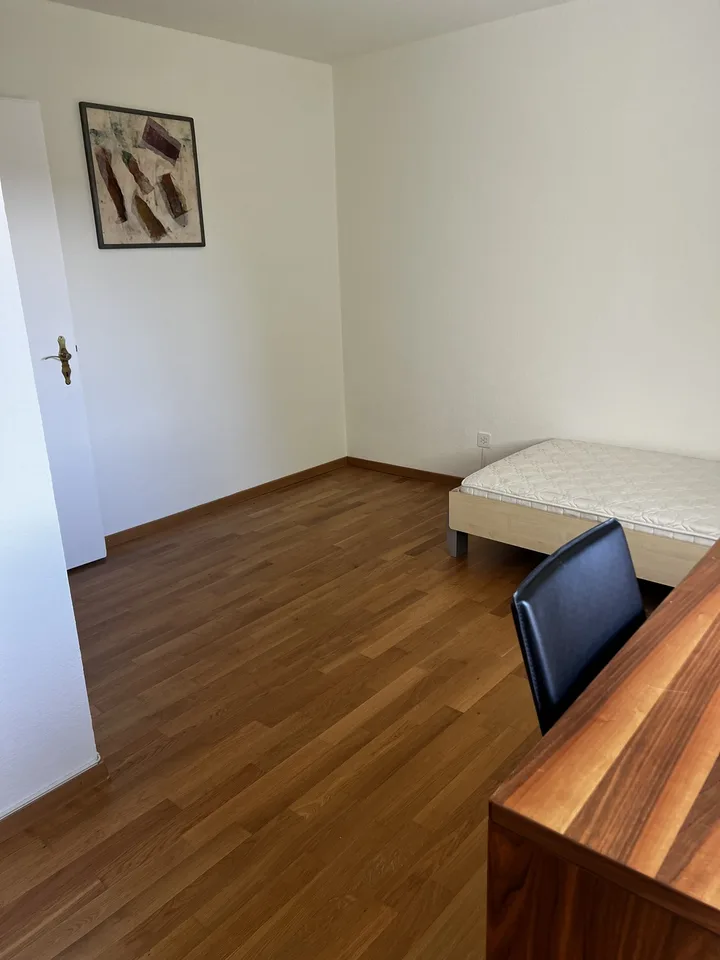 13 sqm room in a shared flat for rent in Oberengstringen