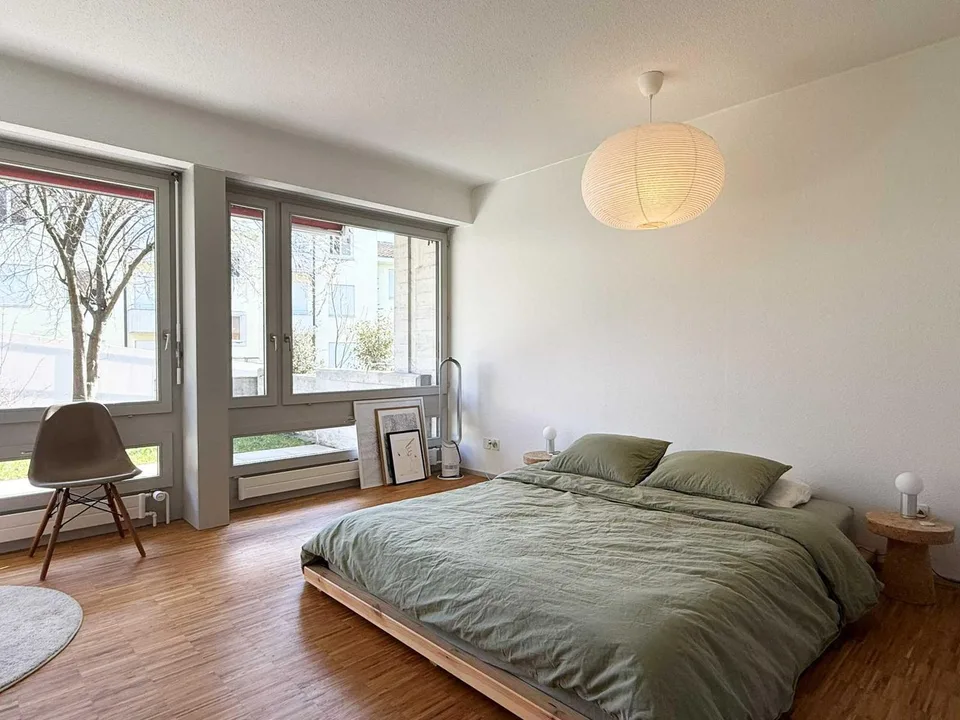 Bright furnished 4.5-room apartment with home office in Höngg