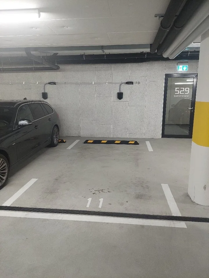 Zürich-Altstetten - Parkplatz mit Ladestation in Tiefgarage