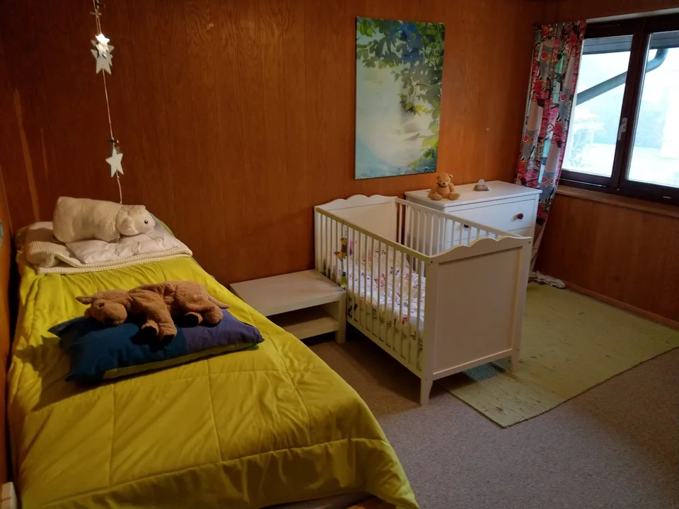 A room in a spacy house with a large private garden, quiet and central