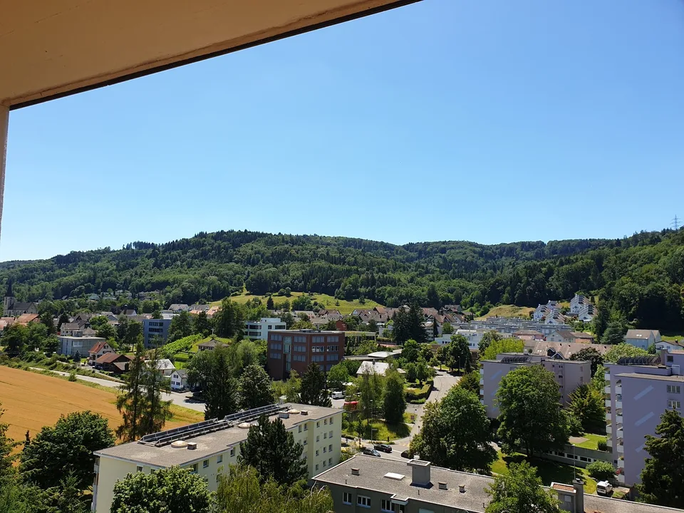 Möbliertes Zimmer MIT BALKON in 3.5 Zimmer Wohnung nähe Zürich an zentraler Lage in WG