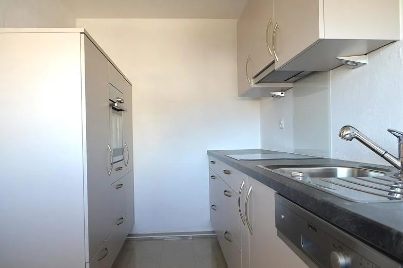 Möbliertes Zimmer MIT BALKON in 3.5 Zimmer Wohnung nähe Zürich an zentraler Lage in WG