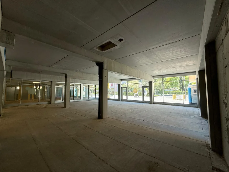 Attraktiver Gewerberaum mit grosser Fensterfront in Spreitenbach